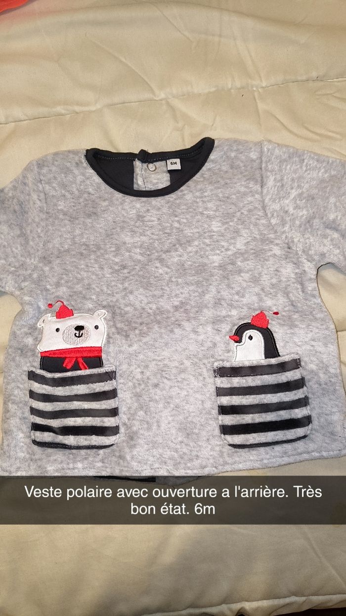 Veste qui s'ouvre a l'arrière