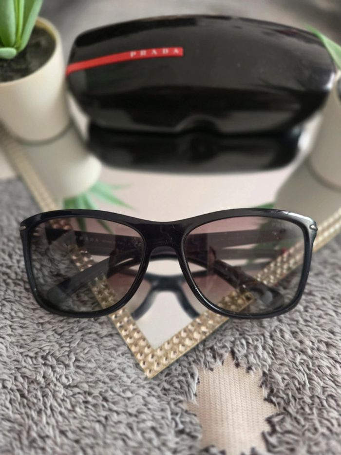 Jolie paire de lunette Prada
