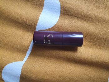 Mini rouge à lèvres violet neuf