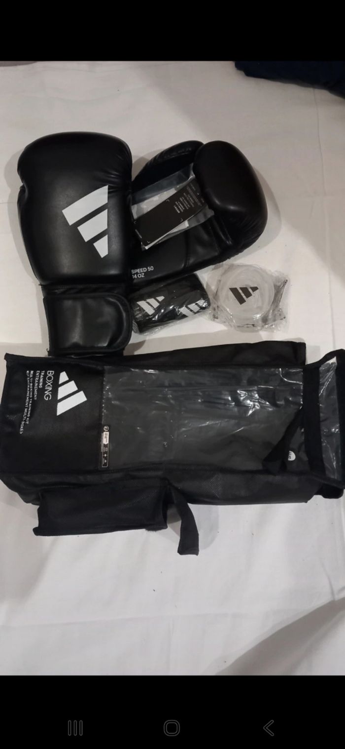 Gant de boxe adidas plus des bandage et protège dents neuf avec étiquettes  taille 14 oz