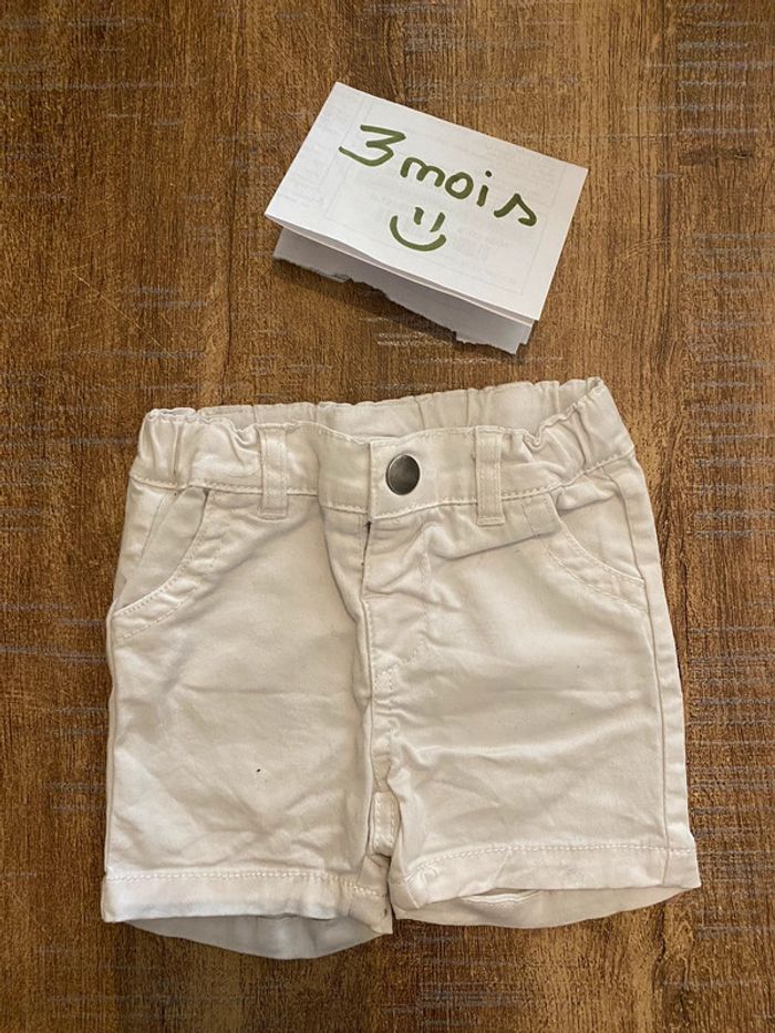 Short blanc  élastique taille 3 mois mots d’enfants