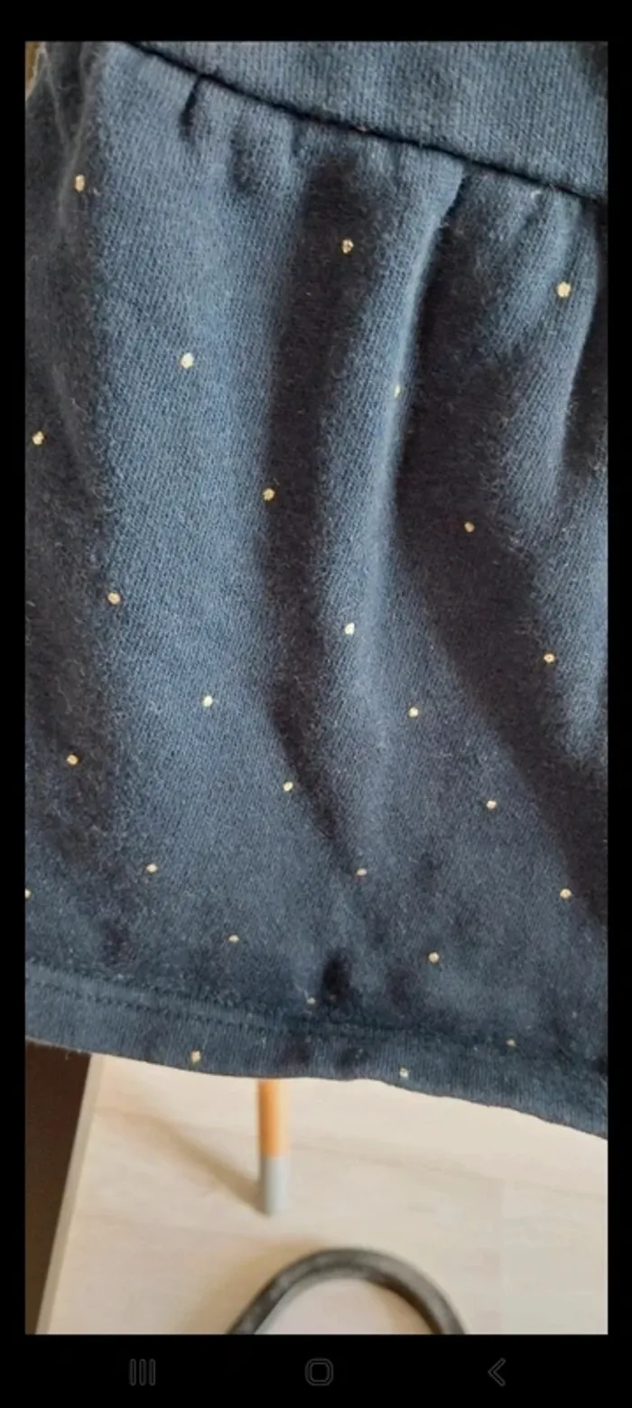 Robe Kiabi taille 12 mois matière pull très bon état. Bleu marine avec des petits points dorés - photo numéro 2