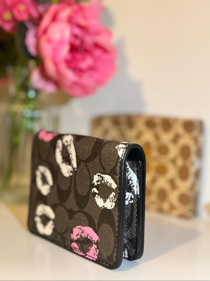 Porte-monnaie / mini sac Coach motif lèvres cerise – édition spéciale - photo numéro 7