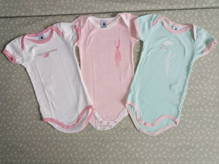 Lot de 3 bodies MC Petit Bateau 12 mois - photo numéro 2