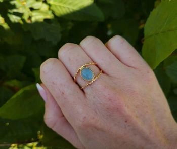 Bague ajourée plaqué or et agate bleue taille 54