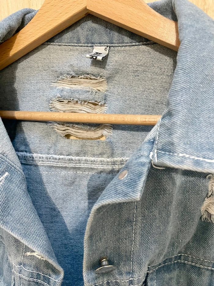 Veste en jean destroy customisée “Where is my mind?” originale, bleu clair - taille S - photo numéro 3
