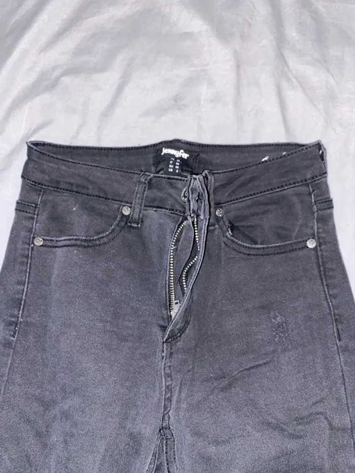 Jeans troué - photo numéro 3