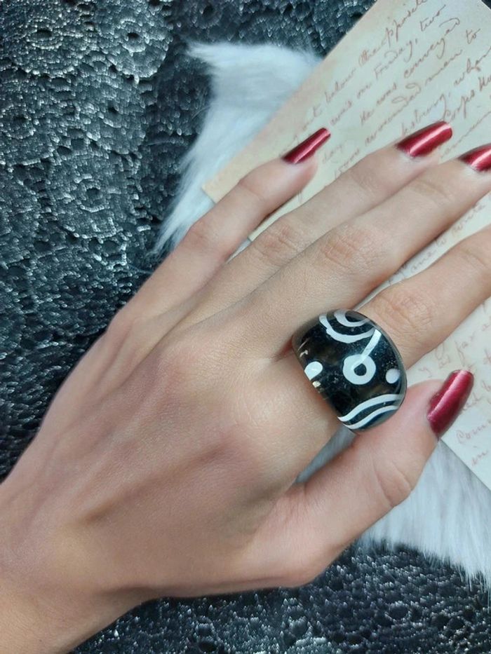 Magnifique bague vintage 00's noire et blanche, en résine. - photo numéro 3