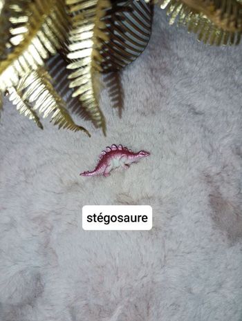 Dinosaure, stégosaure. Rose