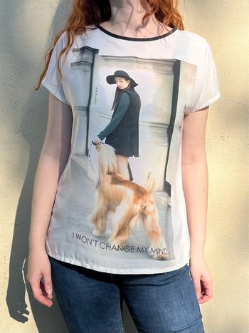 T-shirt imprimé image avec texte avant et arrière