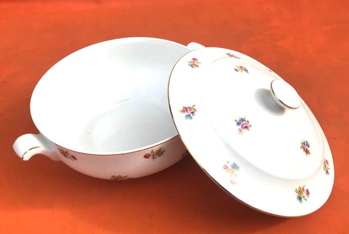 Ancienne soupière  P.N France  Porcelaine blanche liseré or à décor brassées de fleurs - photo numéro 8