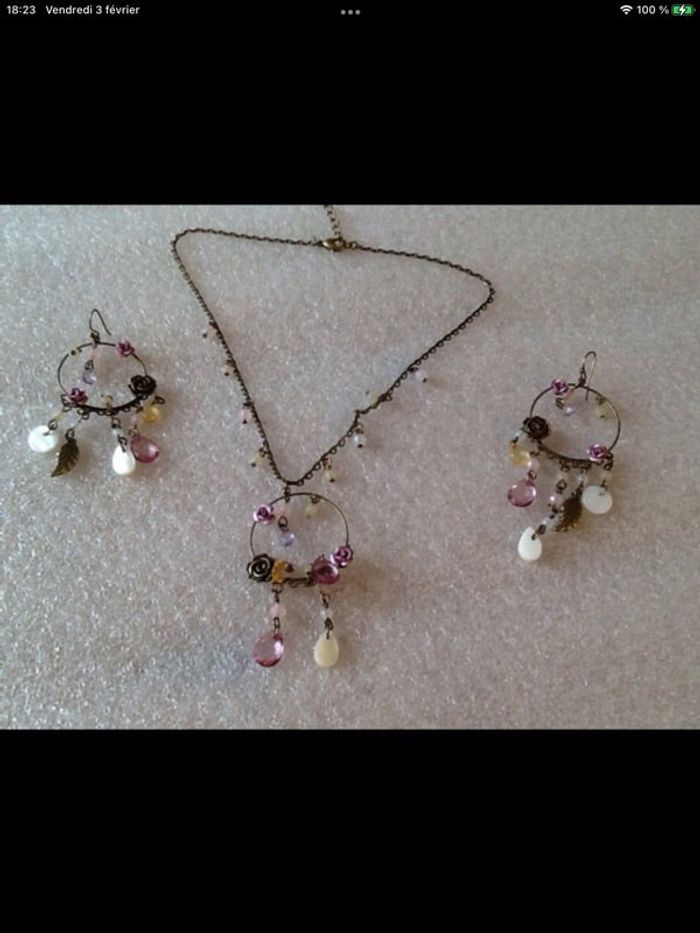 Parure neuve garantie sans nickel cuivre ouvragé perles roses et breloques