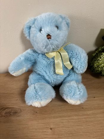 Doudou peluche ours bleu blanc noeud jaune nounours