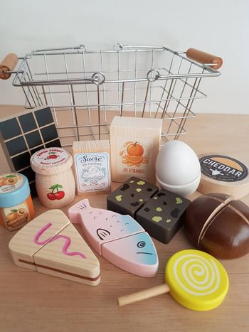 Panier de courses en métal et aliments d'épicerie en bois pour dînette