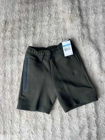 Short Nike tech