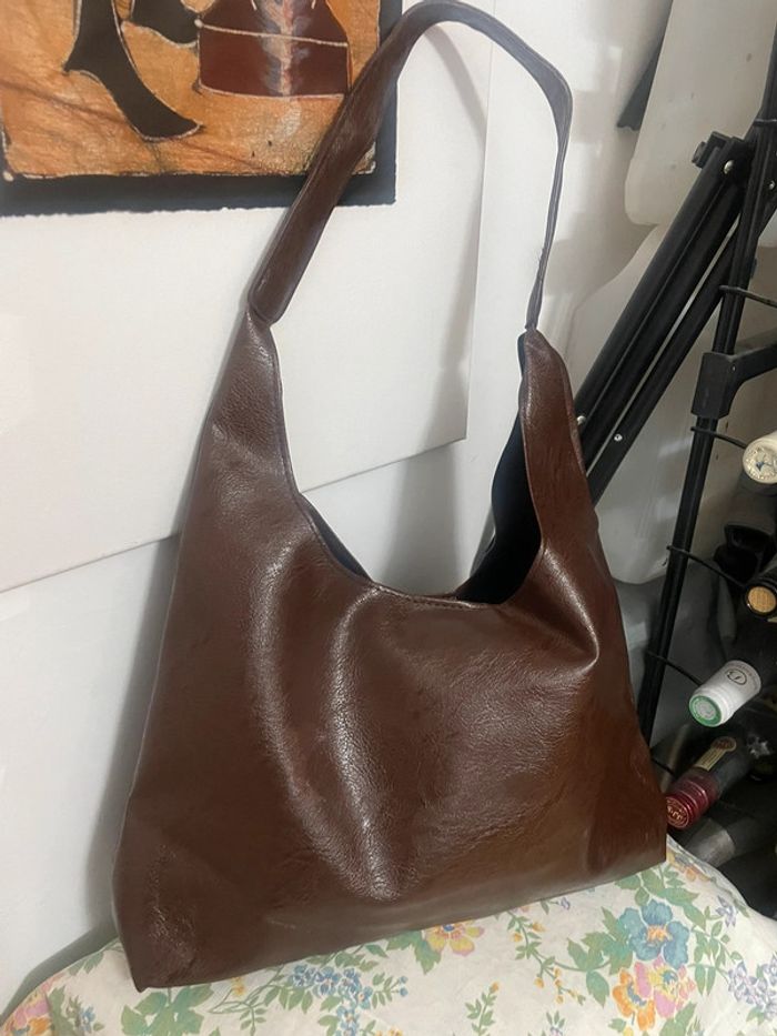 Magnifie sac fourre-tout marron effet brillant - photo numéro 10