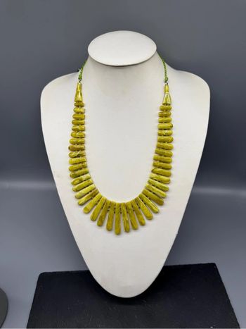 Collier vintage en pierre naturelle jade (shahmaqsood)