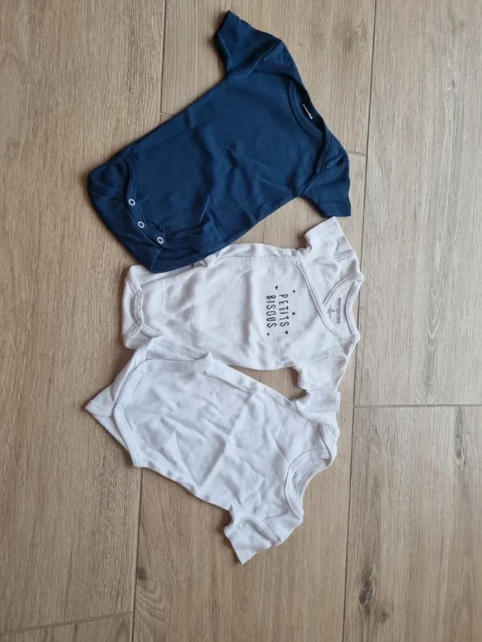 Lot bodies 3mois TBE