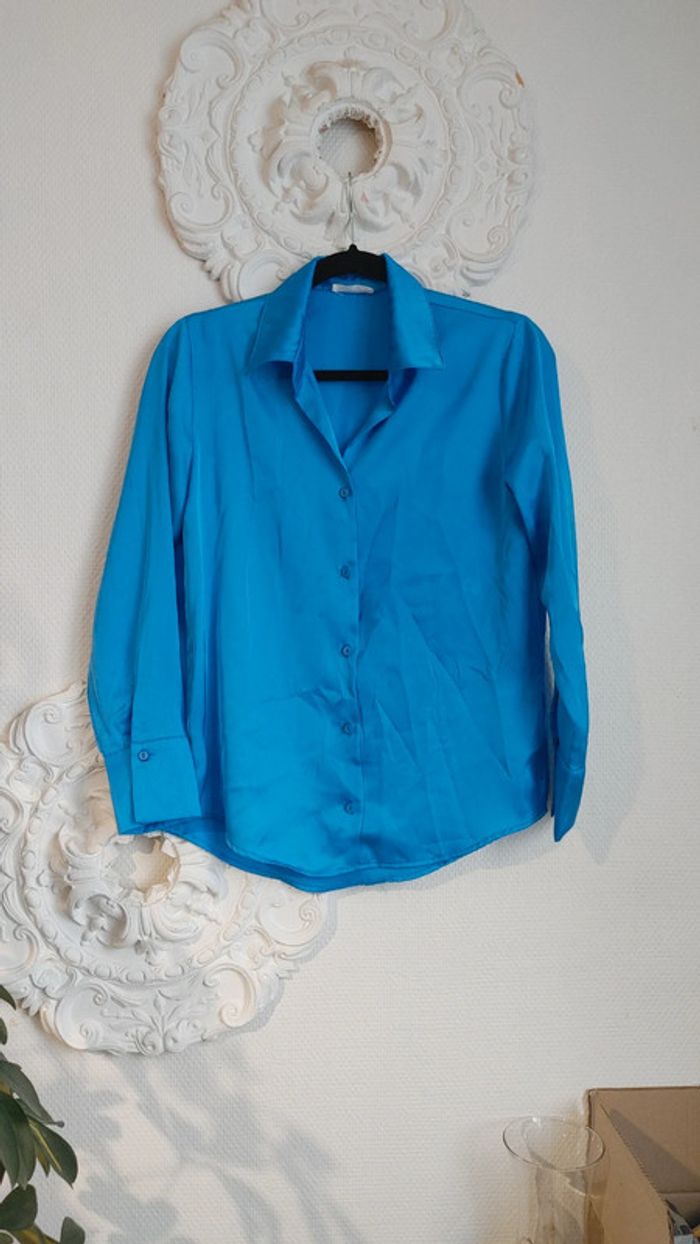 Chemise en satin bleu
