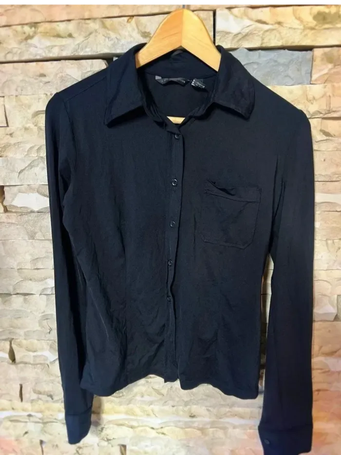 Chemise noir satinée moulante - taille M - mango - neuve