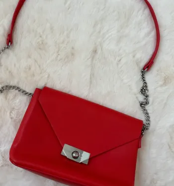 Sac à main rouge et argent