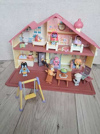 Maison de bluey transportable + mobilier d'intérieur et d'extérieur + barbecue + personnages