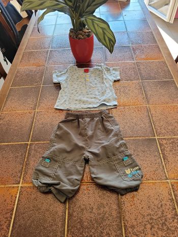Lot pantalon et tee shirt manches courtes