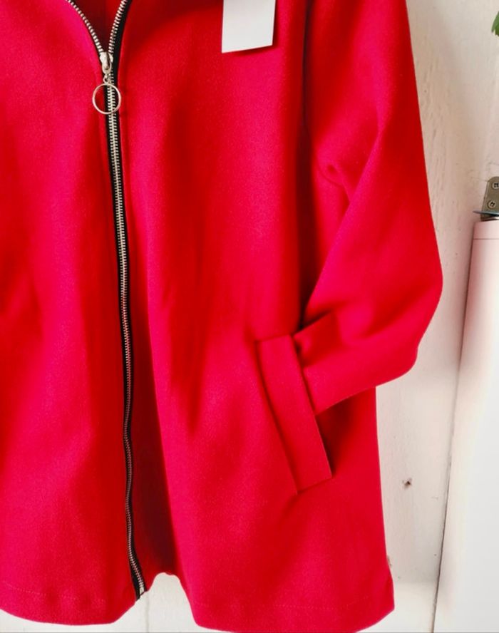 Veste manteau plissée au dos de couleur rouge. - photo numéro 10
