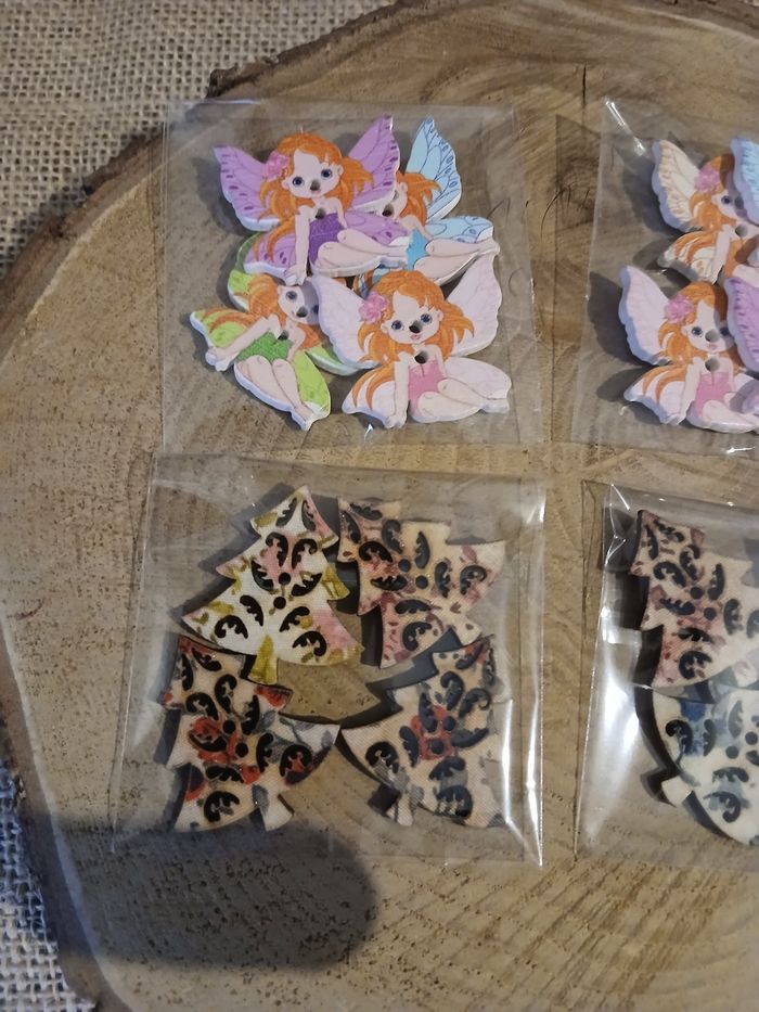 Lot de 4 sachets de boutons en bois sapins de Noël et fées - photo numéro 2