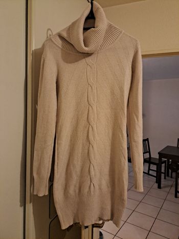 Robe pull beige ceintrée Amo & Roma S/M – Détails à l’avant – Excellent état