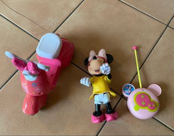Minnie et son scooter télécommandé ´