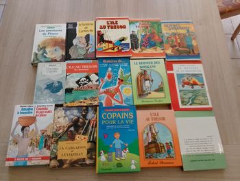  Lot de 15 livres couverture rigide