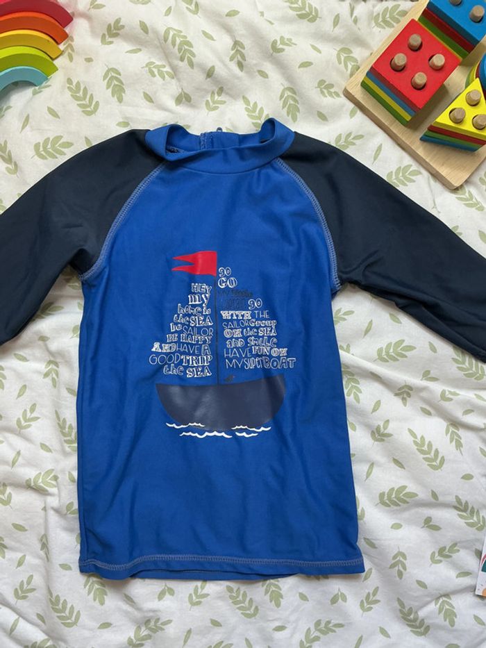 teeshirt anti uv kiabi 3 ans bleu et marine - photo numéro 3