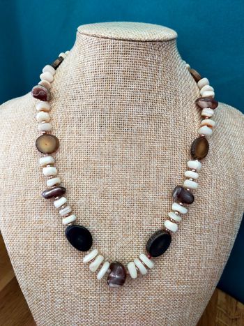 Collier ethnique perles naturelles et nacre teintée – style artisanal vintage