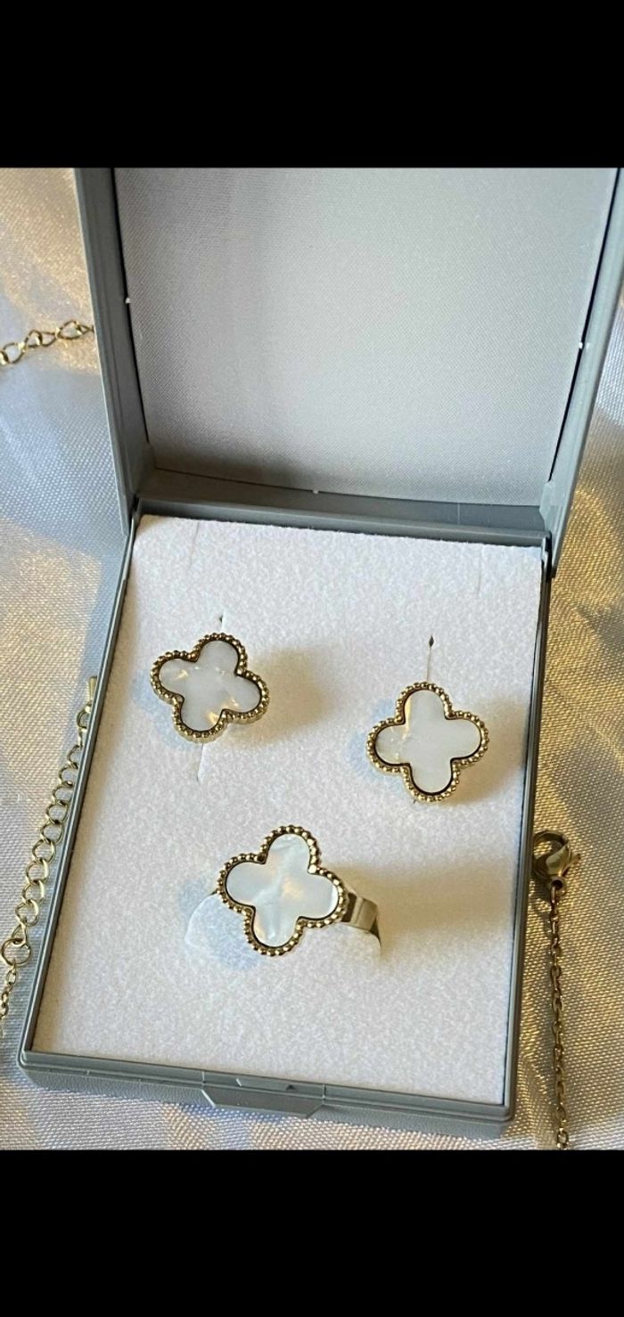 Bague et boucles à trèfle blanc nacré - photo numéro 2