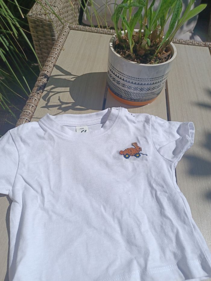 T-shirt petit lapin brodé main❤️