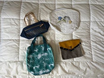 Lot 4 trousses de toilette / pochettes