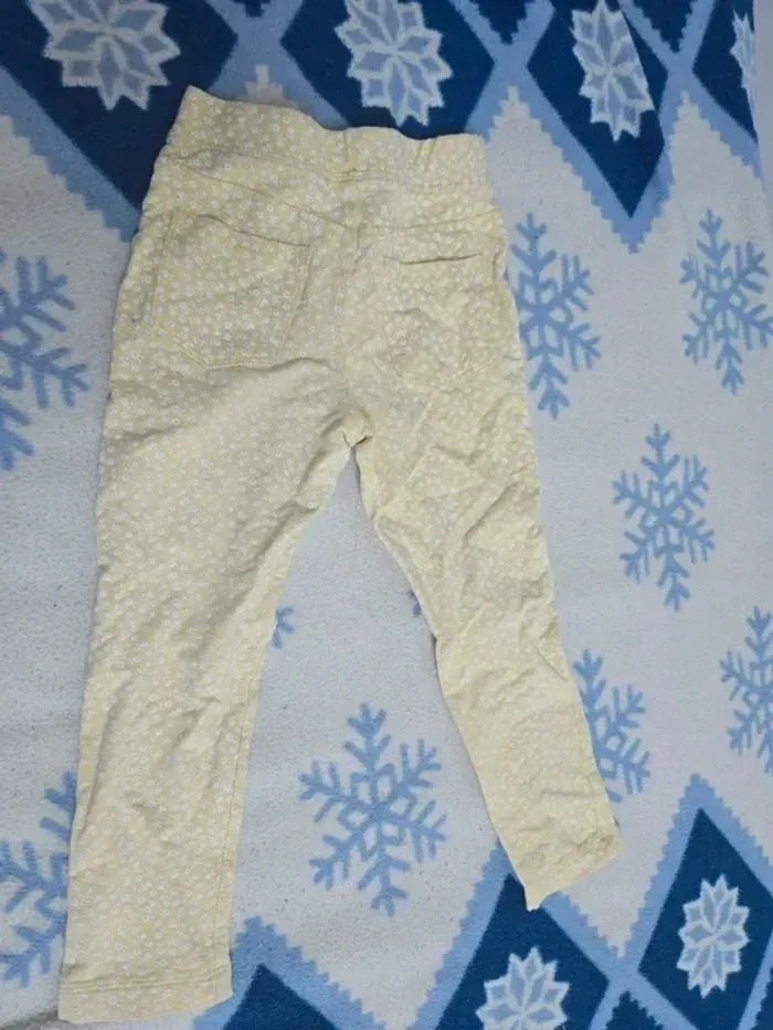 Pantalon jaune avec motif fleur blanche de la marque tex en taille 4-5 ans - photo numéro 2