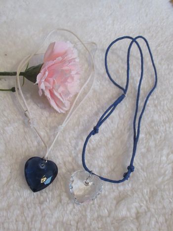 Lot de 2 Colliers fantaisistes - coeurs (transparent et bleu)