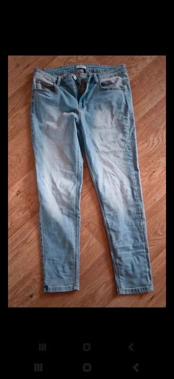 Jean 7/8 neuf,coloris bleu clair dégradé blanc juste lavé 1 fois à l achat taille 40