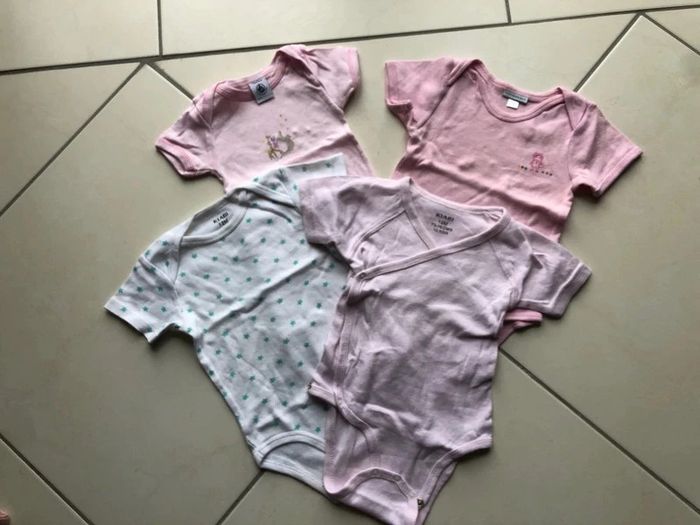Lot 4 bodies manches courtes 12 mois
