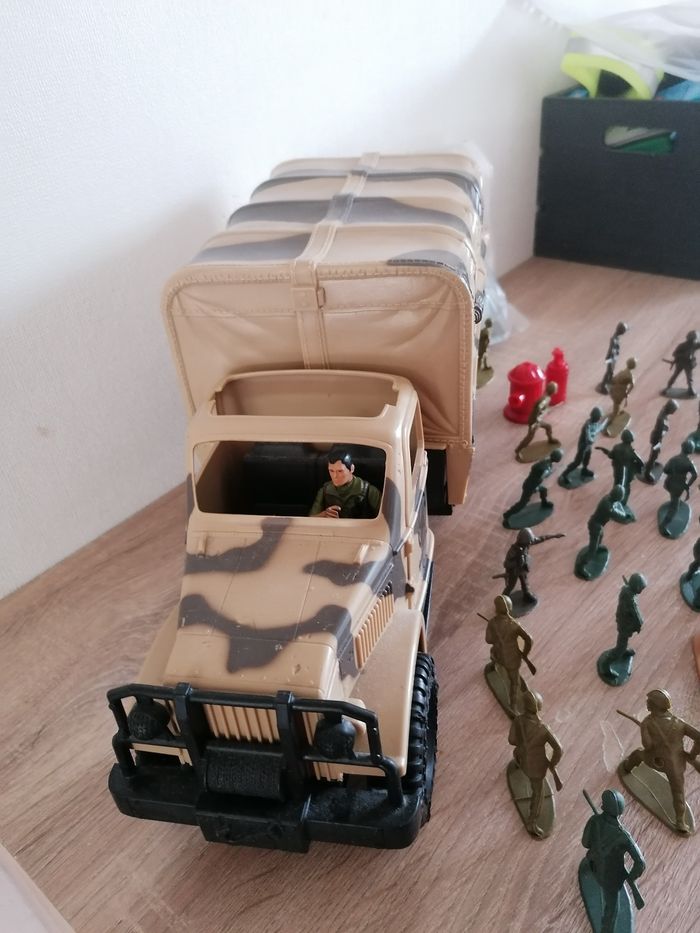 Lot camion et +40 soldats militaires en plastique - photo numéro 2