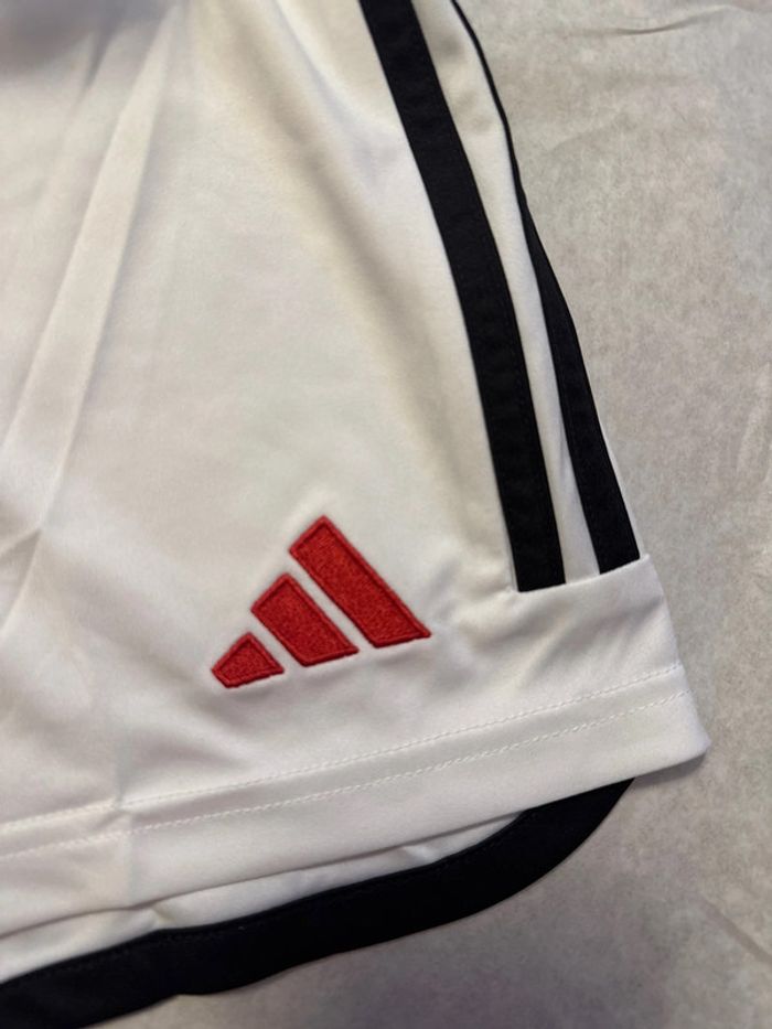 Short de foot Adidas équipe Manchester united avec chaussettes taille 9/10 ans authentique neuf - photo numéro 4