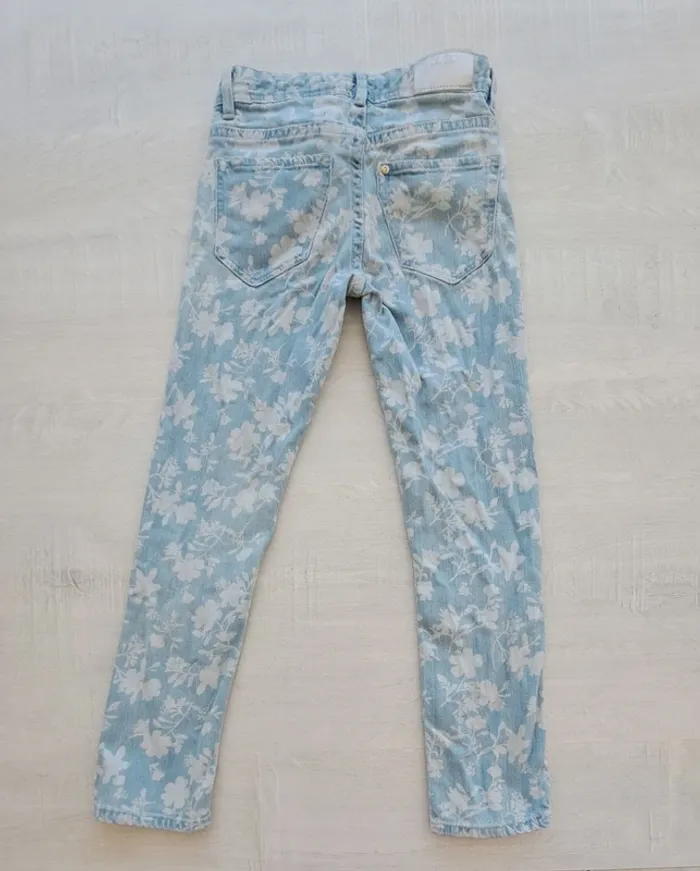 Jeans slim H&M - bleu motif fleurs blanches - taille 122cm 6-7 ans - coton - photo numéro 3