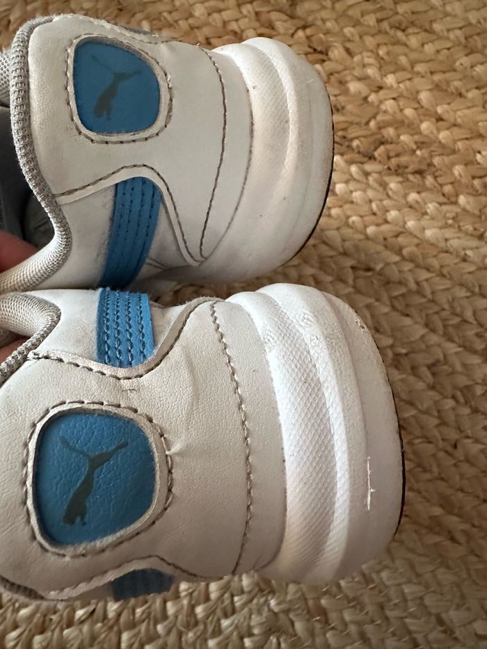 Baskets puma blanc/bleu pointure 31 bon état à scratch - photo numéro 3