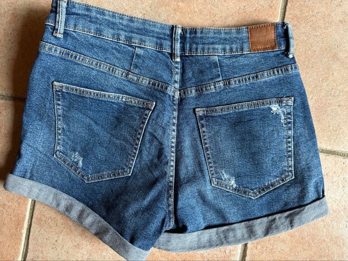 Short jean bleu Bershka Taille 38 - photo numéro 2