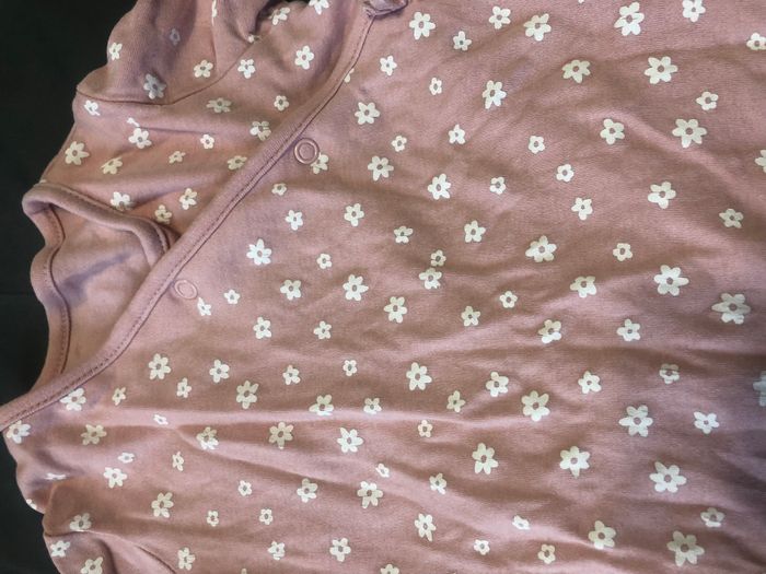 Pyjama rose à fleurs blanches taille 12 mois - photo numéro 3