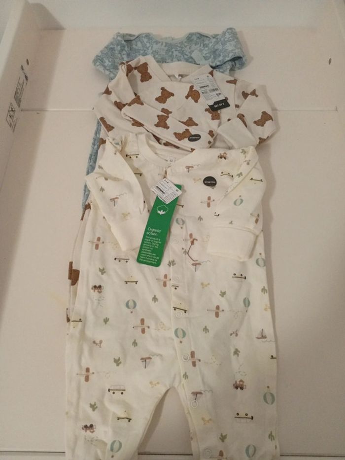 3 pyjamas légers et 1 bonnet , 3 mois