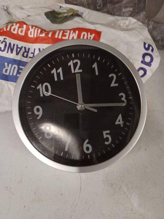 Horloge murale grise