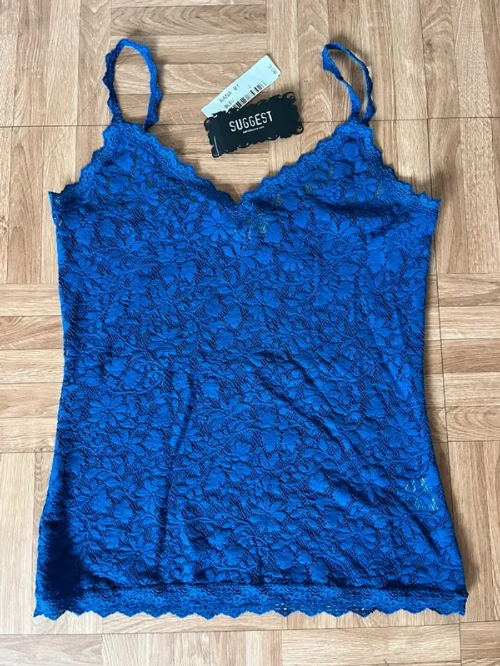 Top sexy à bretelles fines en dentelle bleu vintage Suggest By Pain de Sucre (NEUF)